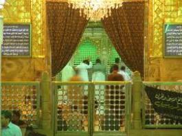 غبارروبی حرم حضرت ابوالفضل توسط آیت‌الله نوری همدانی