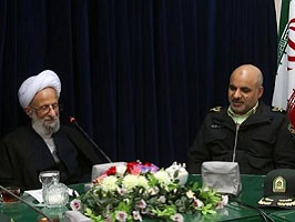 آیت الله مصباح یزدی و فرمانده نیروی انتظامی استان قم، سردار کاظم مجتبایی.