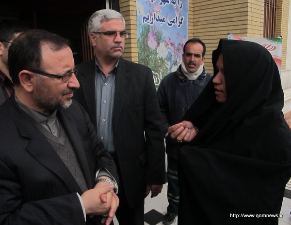 یکی از شهروندان بخش کهک در حال بازگویی مشکل خود به استاندار قم