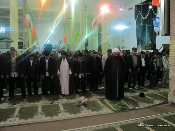ادای نماز مغرب و عشا در مسجد جامع علی بن ابی طالب جعفریه