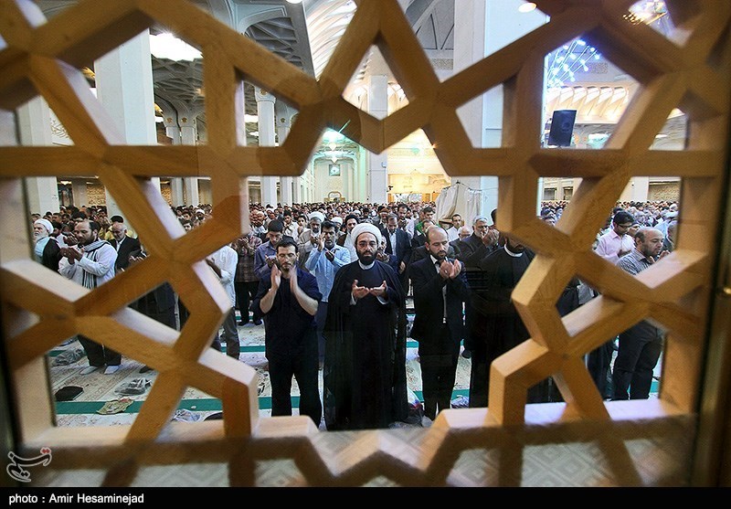 نماز عید قربان در حرم مطهر حضرت معصمومه (س) خوانده شد.