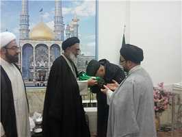 اهدای پرچم گنبد حرم کریمه اهل بیت(ع) به مرکز اسلامی دانمارک