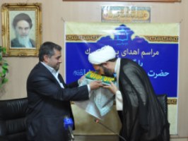 اهداي پرچم متبرك گنبد رضوي به راديو معارف