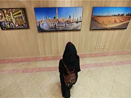 نمایشگاه عکس «شمیم گل سرخ» در قم برپا شد