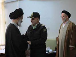 آیت الله حسینی بوشهری: نیروی انتظامی دیده بان بیدار جامعه است