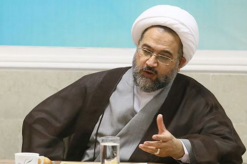 نباید به همه چیز رنگ سیاسی بزنیم / رسالت حوزه انقلابی مبارزه با افراط و تفریط است