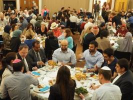 یهودیان لندن، مسلمانان و مسیحیان را به افطار میان ادیانی دعوت کردند