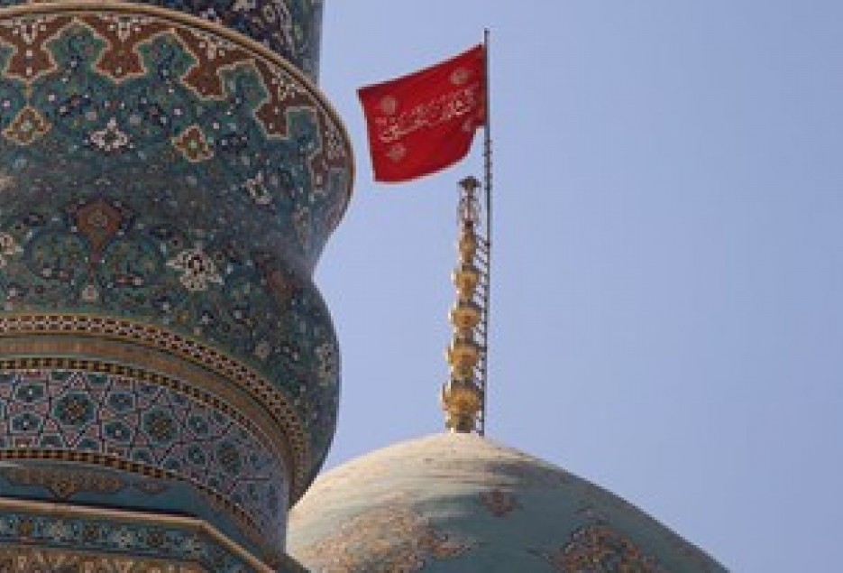اهتزاز پرچم یالثارات الحسین بر فراز گنبد فیروزه ای مسجد مقدس جمکران