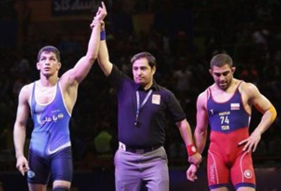 مدافعين حرم قم به مرحله نهايي ليگ كشتي ايران راه يافتند