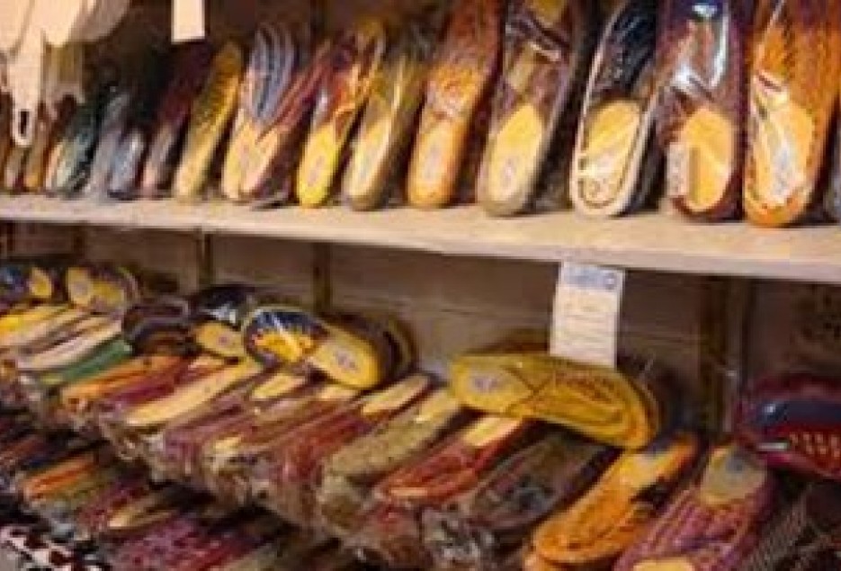 توزیع700 بسته آموزشی صنایع دستی در مدارس قم