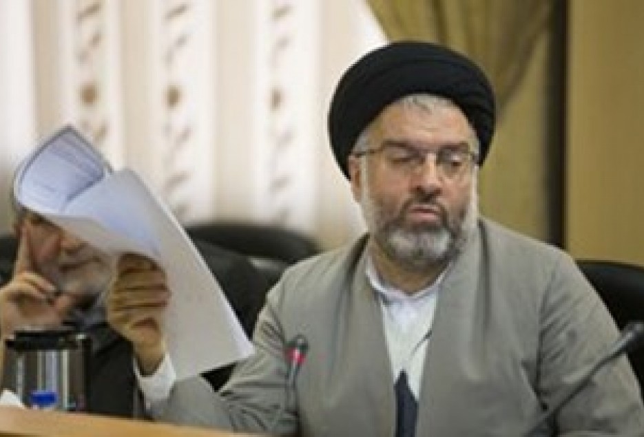 دست کسی که در قم هتل می‌سازد را باید بوسید