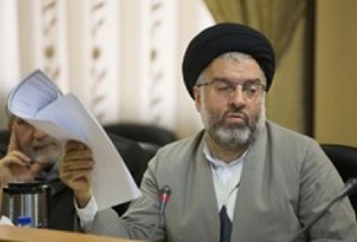 دست کسی که در قم هتل می‌سازد را باید بوسید