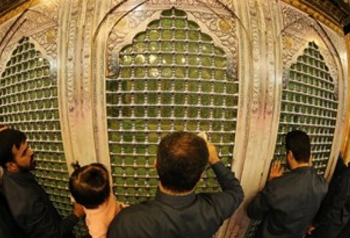 ضریح مطهر حضرت معصومه(س) غبار روبی می‌شود