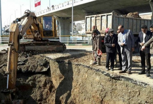 نشت آب از اتصالات لوله علت نشست زمین در بلوار ۱۵ خرداد قم بود