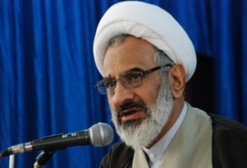 تقویت هرچه بیشتر پیوند سپاه و بسیج با روحانیت/ اهدای کارت بسیج به آیت‌الله نوری همدانی