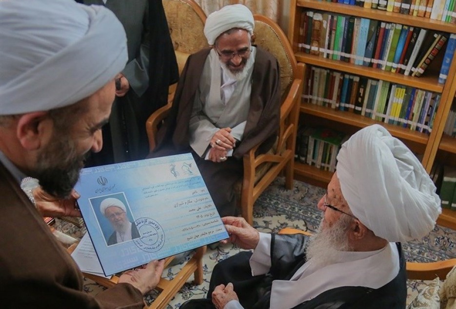 اهدا کارت بسیج به مراجع عظام تقلید