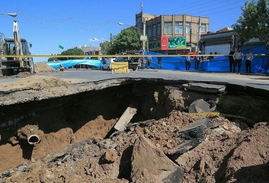 علت نشست زمین در خیابان "شاه ابراهیم" قم احتمالاً نشت آب است