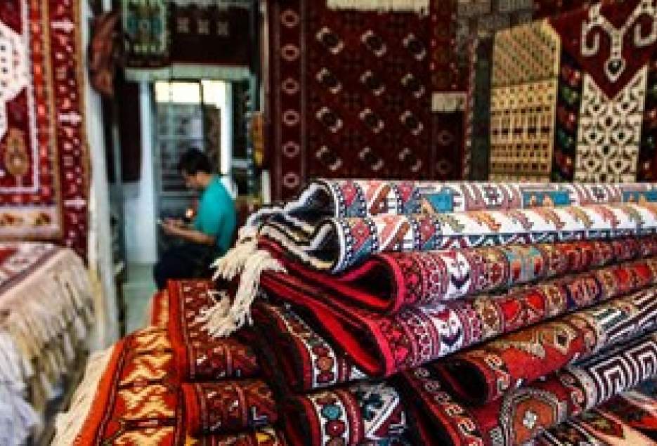 گرانی مواد اولیه مشکل اصلی صنعت فرش ابریشم است/مالیات برارزش افزوده سدی برای تولید کنندگان فرش