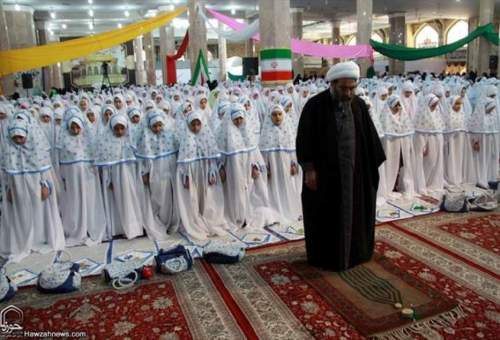 زنگ نماز در قم به صدا در می‌آید