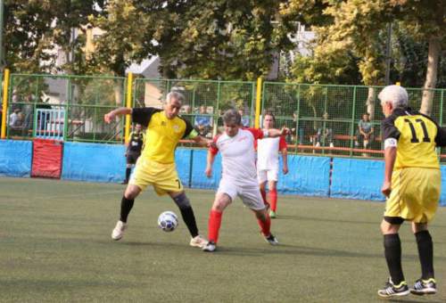 هفته نخست لیگ فوتبال پیشکسوتان قم برگزار شد