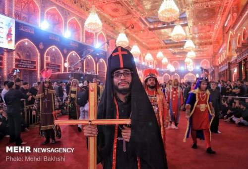 طنین «لبیک یا حسین» در بین‌الحرمین/ بوسه کشیش‌ها بر خاک کربلا