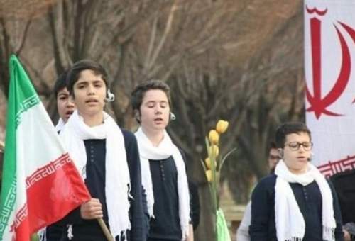 همزمان با دهه فجر ۶۰ گروه سرود در سطح شهر قم به اجرا می‌پردازند