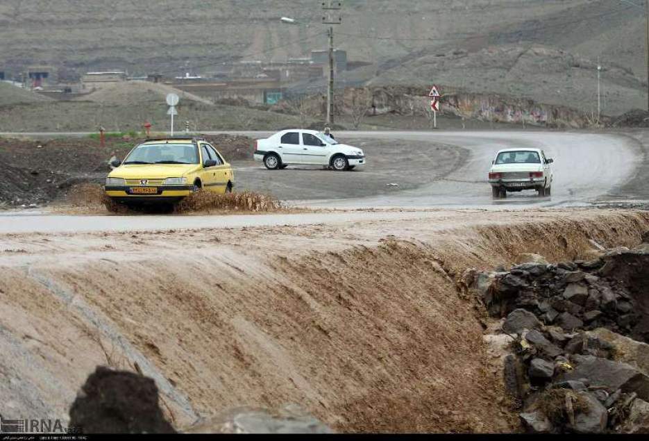 سیلاب به جاده‌های روستایی قم آسیب نزد