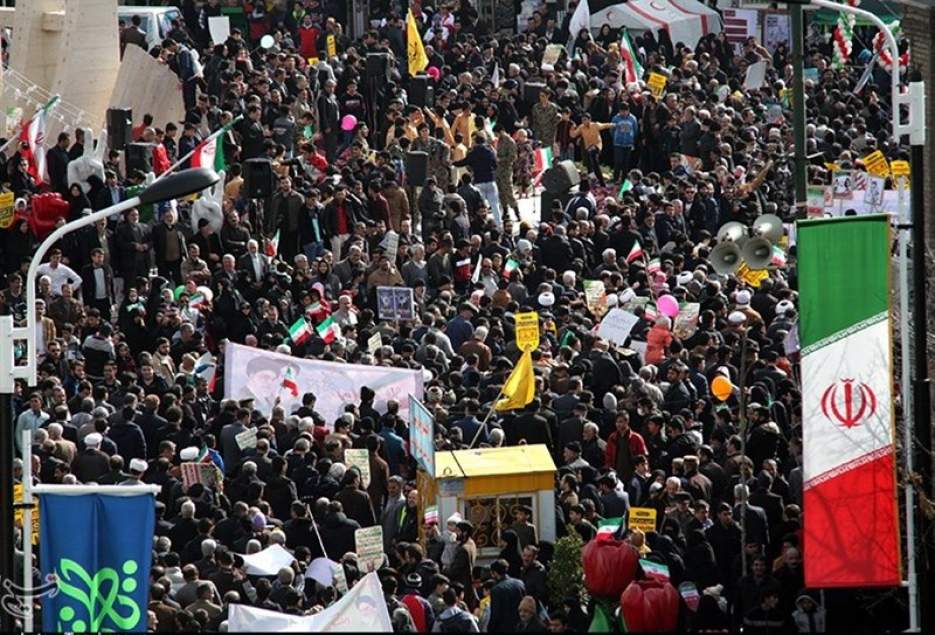 مردم قم در محکومیت اقدام آمریکا در ارتباط با سپاه راهپیمایی می‌کنند