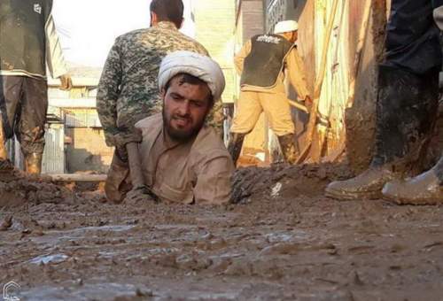 حضور طلاب و روحانیون در مناطق سیل زده، پرشور و دلگرم کننده بوده است