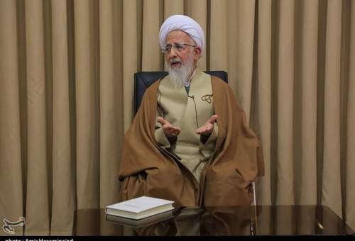 آیت‌الله جوادی آملی: خلأهای قانونی عامل اختلاس در کشور است