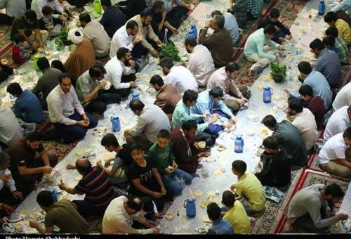 گزارش تصویری : سفره کریمانه افطاری در حرم کریمه اهل بیت(س)