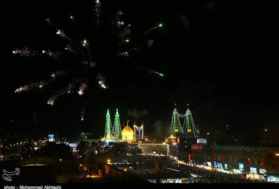 آسمان شهر قم به مناسبت میلاد حضرت معصومه(س) نورافشانی شد
