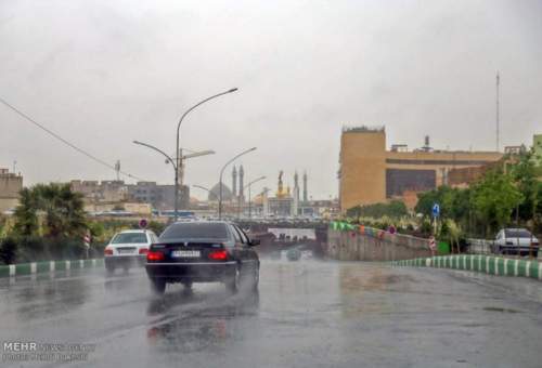 بارش باران در قم تا عصر فردا ادامه دارد/ وزش باد شدید در چهارشنبه