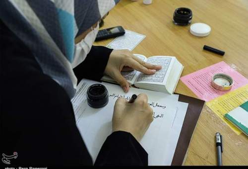 برپایی کارگاه کتابت زیارت اربعین در قم به روایت تصویر