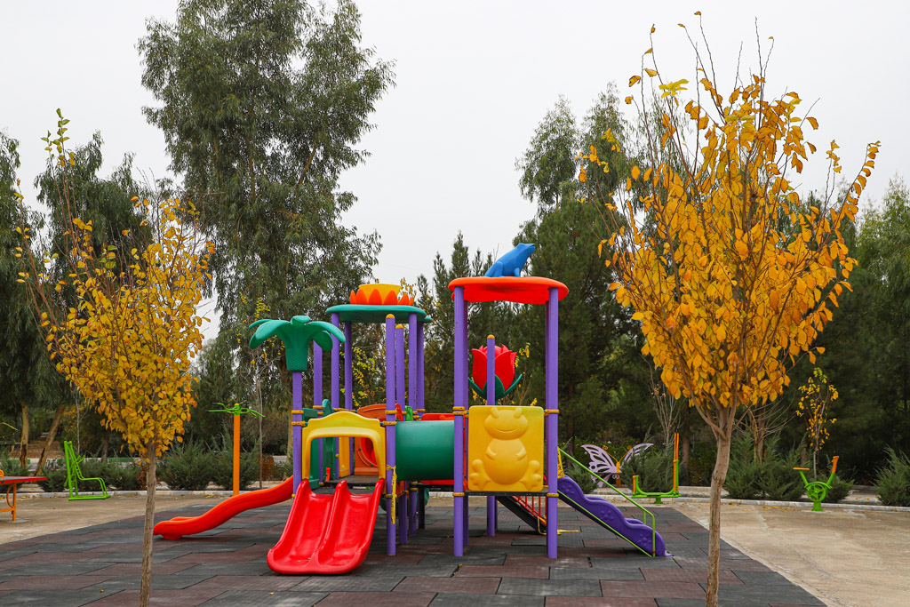 Beautiful autumn scenery in Qom parks