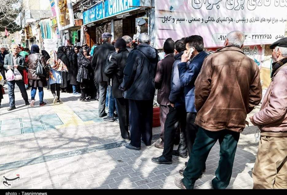 سرگردانی مردم قم برای تهیه ۲ عدد مرغ دولتی /‌صف کرونای انگلیسی این روزها شلوغ است