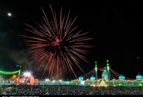 مسجد مقدس جمکران همزمان با جشن نیمه شعبان نور افشانی شد