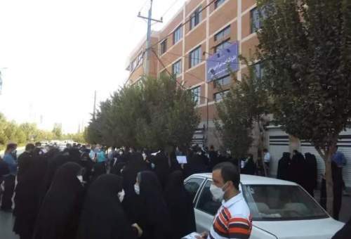 تجمع معلمان برای تسریع در طرح رتبه‌بندی معلمان در مقابل دفتر امیرآبادی فراهانی در قم