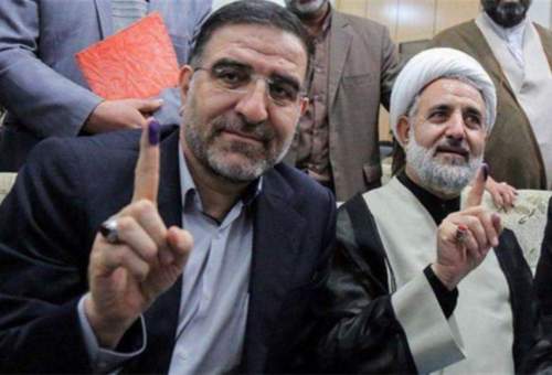 تصویر احمد امیرآبادی فراهانی و مجتبی ذوالنوری در حال ثبت نام برای انتخابات مجلس شورای اسلامی.