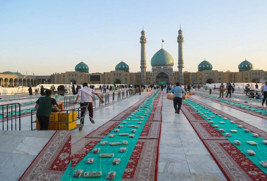 تبرکی حرم قم و مسجد جمکران در سفره افطار مددجویان