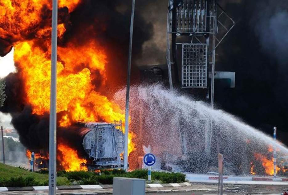 آتش سوزی تانکر بنزین در قم مهار شد
