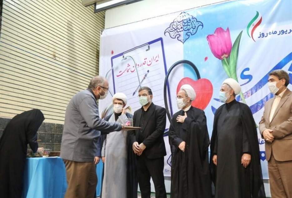 آئین تجلیل از ۲۹ پزشک نمونه استان قم برگزار شد