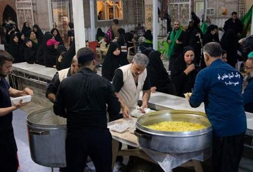پخت و توزیع روزانه بیش از ۱۸ هزار غذای تبرکی حضرتی میان زائران اربعین