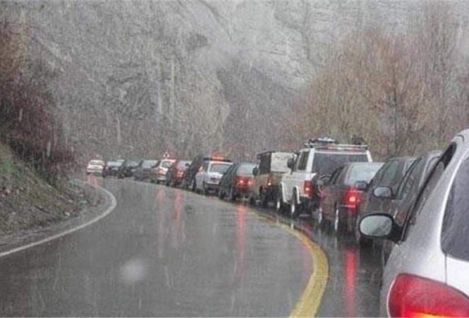 تمامی جاده های استان قم با وجود بارش باران و برف باز است