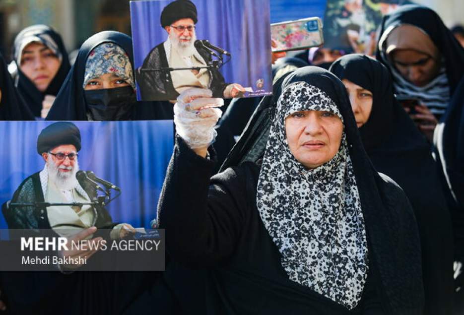 مردم قم بعد از اقامه نماز جمعه راهپیمایی می کنند