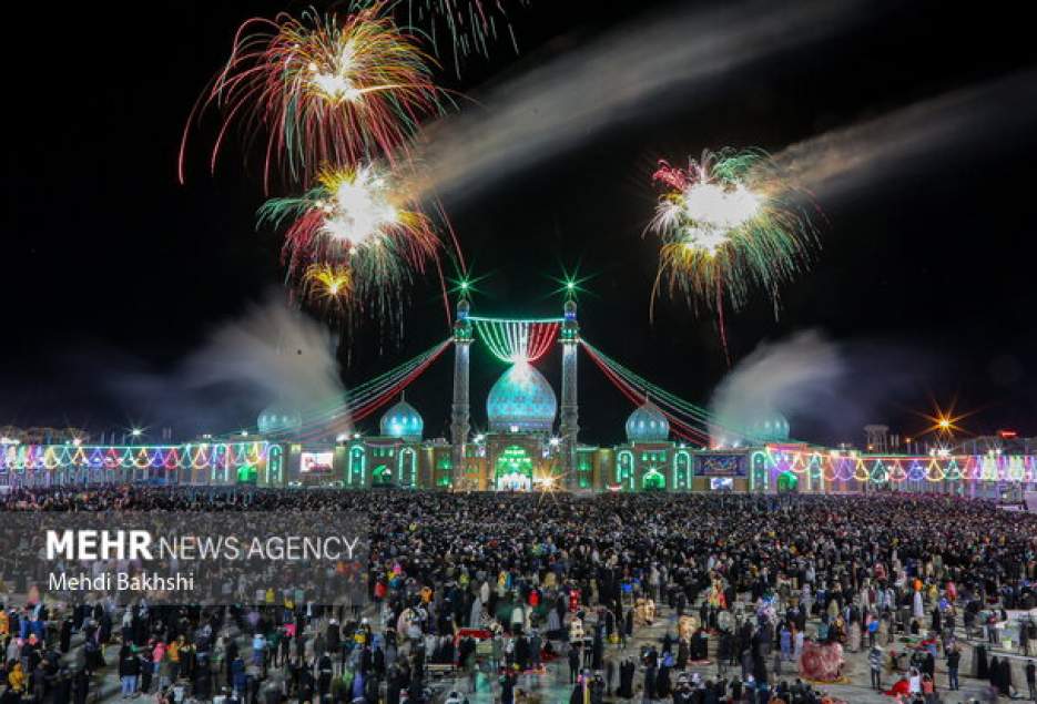 آسمان قم در شب ۲۲ بهمن نورافشانی می شود