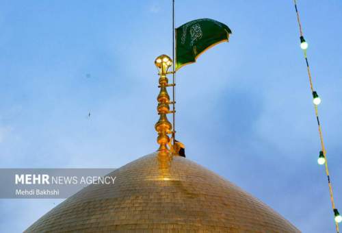گزارش تصویری: آیین تعویض پرچم گنبد حرم مطهر حضرت معصومه(س)