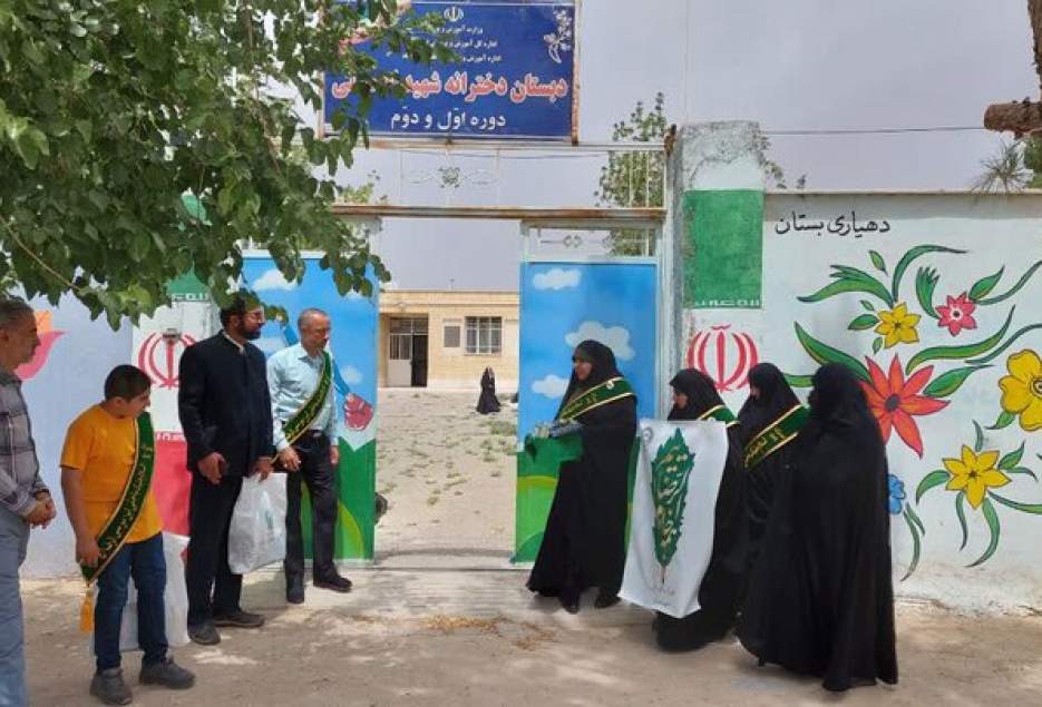 ١٠٠٠ جلد کتاب داستان به کودکان ٨ روستای قم اهدا شد