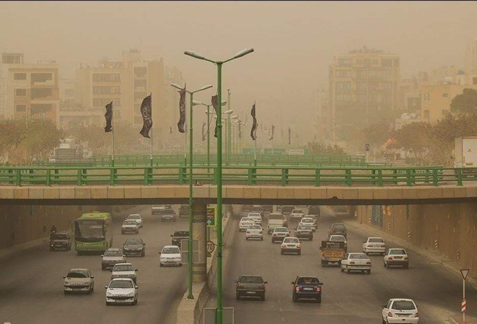 باد شدید با سرعت ۷۰ کیلومتر قم را درنوردید/ دمای قم کاهش می یابد.