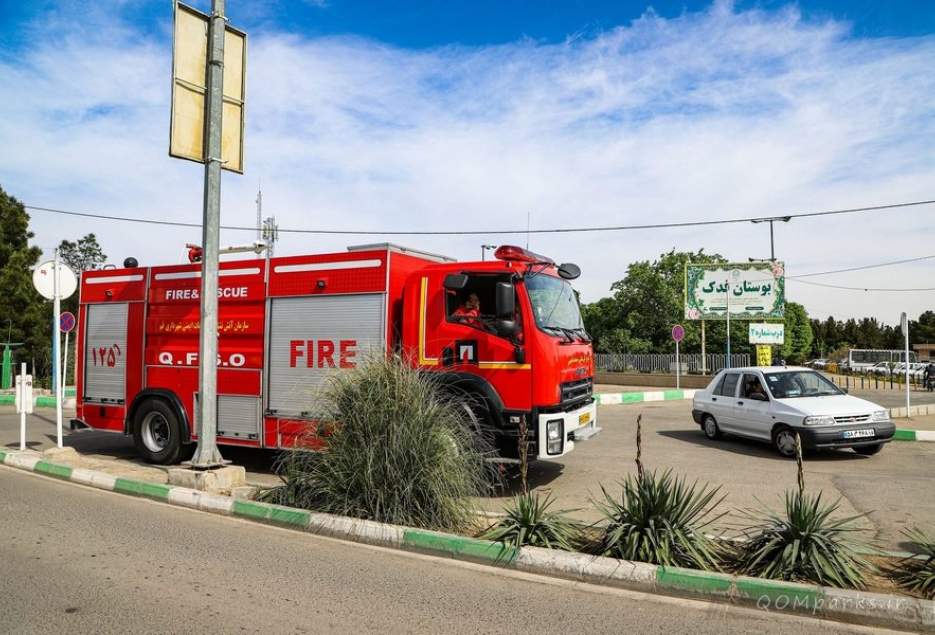 استقرار خودروهای آتش‌نشانی قم در مسیر پیاده‌روی جاماندگان اربعین حسینی